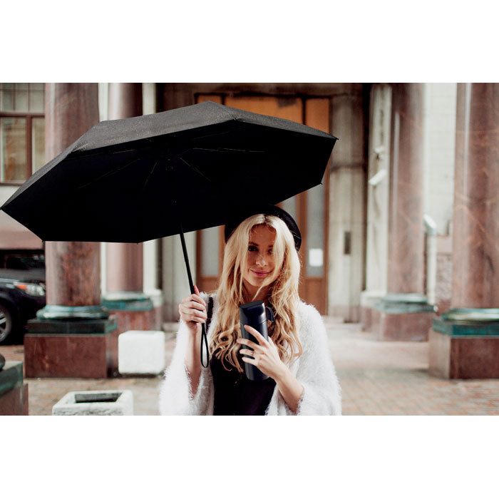 Branded umbrella and bottle gift set, in use
